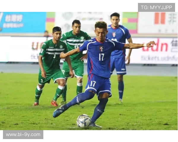 《足球风暴：从草根到巅峰的激情与奋斗之旅》